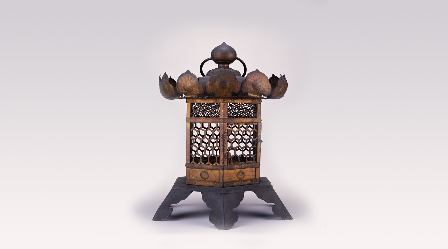 金銅亀甲文透彫釣灯籠
