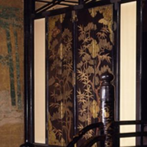 松竹蒔絵厨子扉　金銅菊唐草文飾金具付