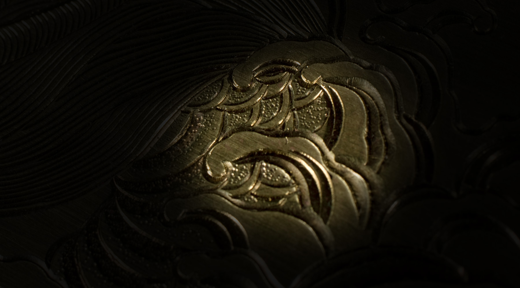 波に龍　片切り彫り金具