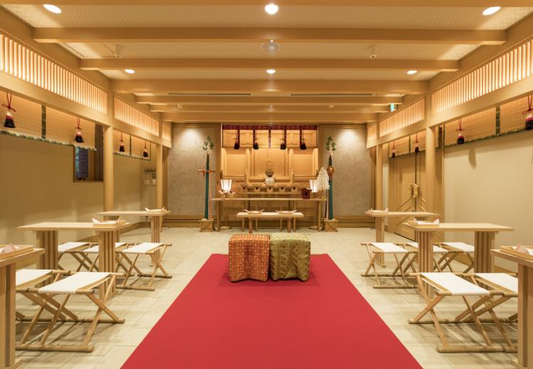 北海道ホテル。挙式会場。家族に見守られながら厳かに儀式を執り行う神前式