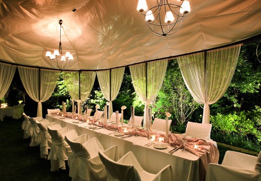 ジャルダン・ドゥ・ボヌール Jardin de Bonheur。披露宴会場。季節ごとに表情を変えるガーデンでのパーティーも人気です。