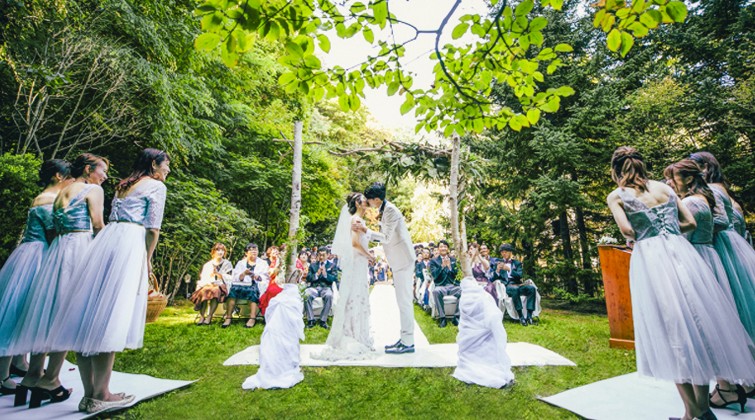 ジャルダン・ドゥ・ボヌール Jardin de Bonheur。海外ウェディングのようなパーティーが叶う、四季折々の景色が美しいガーデン。豊かな自然に囲まれ花嫁の美しさが一層際立ちます