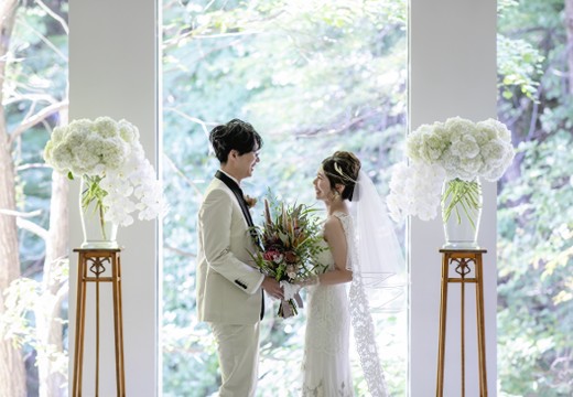 ジャルダン・ドゥ・ボヌール Jardin de Bonheur。挙式会場。天候に左右されず、ガーデンをバックに行うセレモニーホール