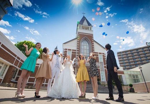 Art Bell Ange 札幌(アールベルアンジェ札幌)。挙式会場。みんなの願いを込めて空に放つ、結婚式定番のバルーンリリース