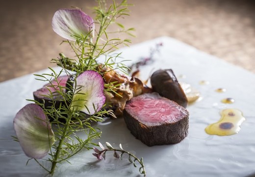 GLLARE MARUYAMA(グラーレ マルヤマ)。料理。事前に料理長と打ち合わせをして、コースの内容を決めていきます