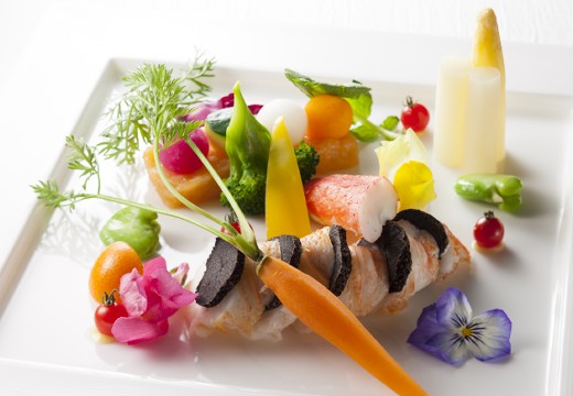 札幌グランドホテル。料理。目でも楽しめる盛りつけで仕上げられた料理がテーブルを彩ります