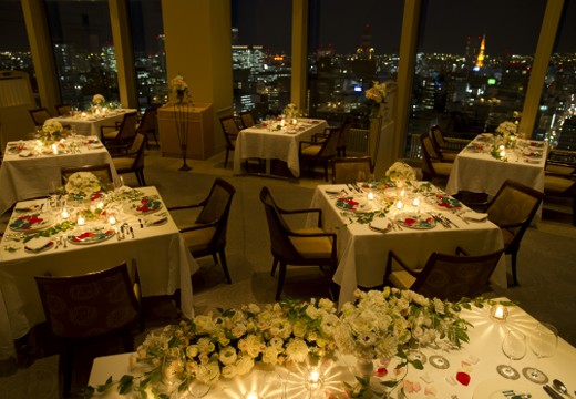 札幌プリンスホテル。披露宴会場。夜景が美しいナイトパーティーに映えるスタイリッシュな卓上演出