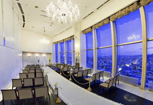 札幌プリンスホテル。挙式会場。スカイチャペルからきらめく夜景を見下ろすナイトウェディング