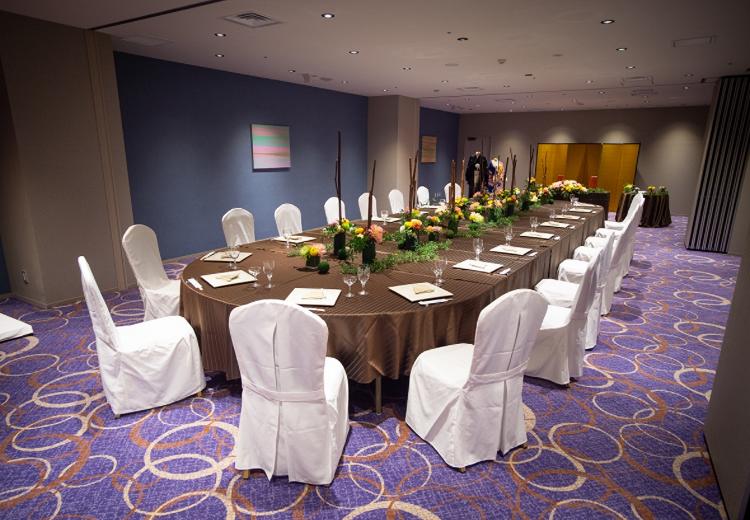 函館国際ホテル。披露宴会場。シンプルモダンな『アクアマリン』は最大30名まで収容可能