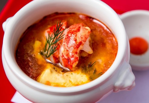 ピエトラ・セレーナ。料理。地元の旬な食材を使用したスープは年配のゲストにも人気の一皿