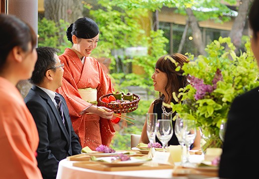 エルム ガーデン。披露宴会場。四季の庭園を眺めながらゆったりとした雰囲気で食事を楽しめます