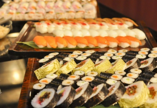 JASMAC PLAZA(ジャスマックプラザ)。料理。寿司ビュッフェのほか、海鮮丼やお茶漬けのビュッフェなども用意