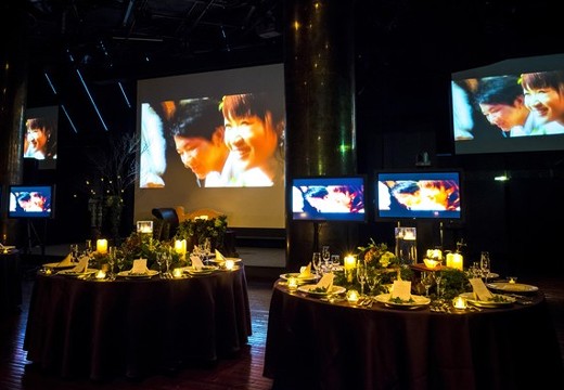 JASMAC PLAZA(ジャスマックプラザ)。披露宴会場。最大250インチの三面スクリーンを使った圧巻のムービー上映
