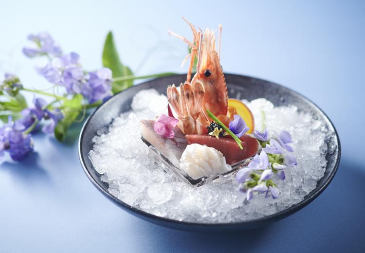 GLOVE WITH AQUA STYLE(グローヴ ウィズ アクア スタイル)。料理。新鮮な魚介のお造りは盛り付けにもこだわった一皿です