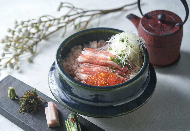 GLOVE WITH AQUA STYLE(グローヴ ウィズ アクア スタイル)。料理。北海道産のタラバ・ズワイ蟹を使った華やかな釜炊きごはん