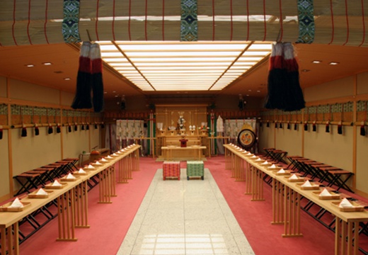 札幌ガーデンパレス。挙式会場。厳かな空気が漂う神殿には、最大46名まで参列可能です