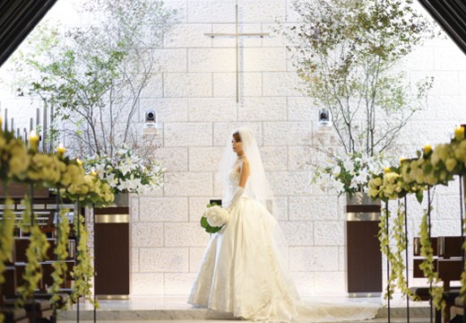IN THE SUITE（イン ザ スイート）。挙式会場。真っ白な大理石と神聖な祭壇が花嫁を美しく輝かせます