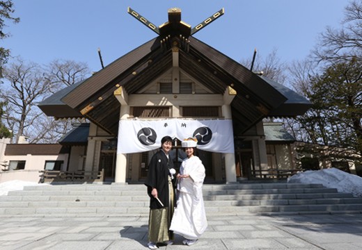 IN THE SUITE（イン ザ スイート）。挙式会場。白無垢が美しく映える『帯広神社』での伝統を感じる神前式