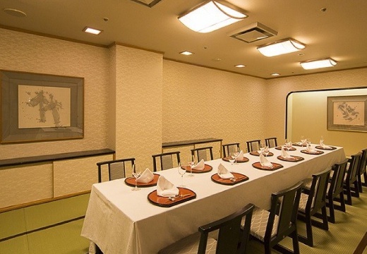 ニューオータニイン札幌。披露宴会場。テーブルと椅子席で寛げる畳敷きの和室もスタンバイ