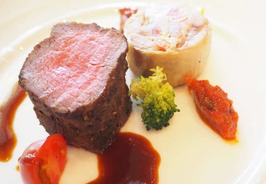 アールベルアンジェ釧路貴賓館。料理。やわらかな食感と深い味わいを堪能できる、人気の肉料理