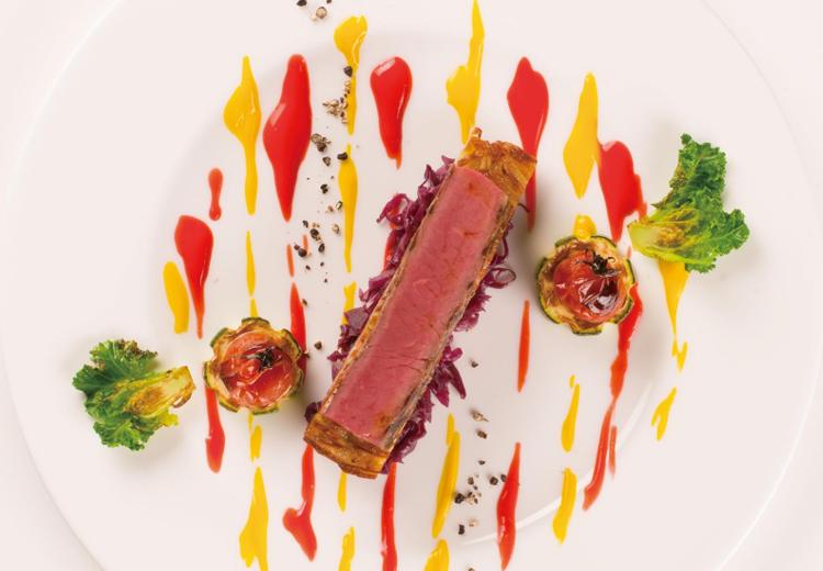 釧路センチュリーキャッスルホテル。料理。美しく盛り付けられたコーススタイルの婚礼料理