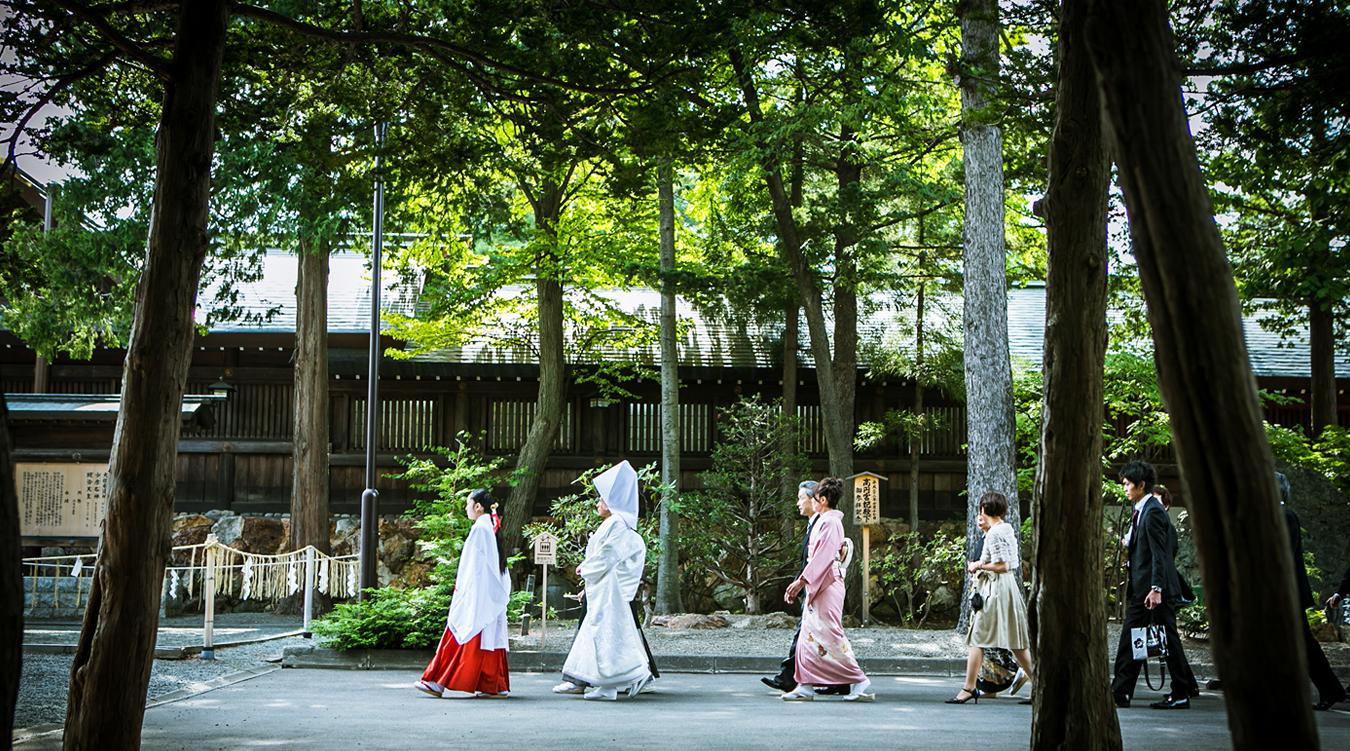 Le Musée(ル・ミュゼ)。移動の負担が少ない近隣神社での神前式。日本の歴史と伝統に彩られた結婚式は、ふたりにとって大切な思い出となるでしょう