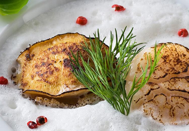 ホテルノイシュロス小樽(HOTEL NEUSCHLOSS OTARU)。北海道の厳選食材を使った華やかな料理を堪能できます