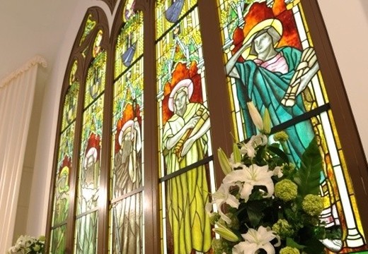 札幌ブランバーチ・チャペル。挙式会場。高さ7mのステンドグラスには、聖人が描かれています