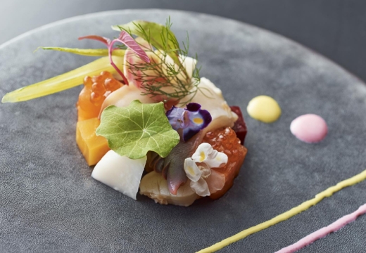 クロスホテル札幌 hache。料理。器選びから盛り付けまで、一切の妥協を許さず、丁寧に調理