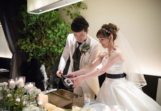 クロスホテル札幌 hache。挙式会場。記念のワインを使った「WEDDING BOX セレモニー」