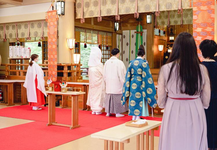 札幌護国神社。凛とした空気が流れる神前式は、新しい門出にふさわしい雰囲気