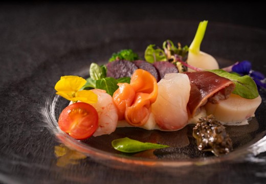 ホテルエミシア札幌。料理。新鮮な海の幸を、美しく華やかに盛り付けた逸品