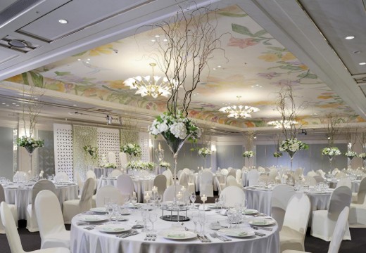 ホテルエミシア札幌。披露宴会場。白を基調とした空間にふたり好みの装花が映える『パステル』