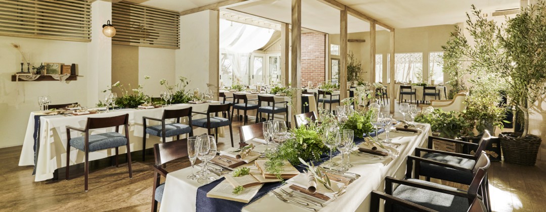 the Terrace(ザ テラス)。披露宴会場。暖炉やオープンキッチンを備えた温かみを感じられる空間。窓が多く、室内にいても自然を感じられるのが魅力です