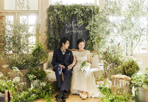 the Terrace(ザ テラス)。披露宴会場。窓の外にグリーンが広がる、開放的で明るいパーティー会場