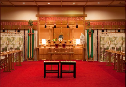 プレミアホテル-TSUBAKI-札幌（プレミアホテル－ツバキ－札幌）。挙式会場。凛とした空気に包まれた神殿には、最大48名まで参列可能