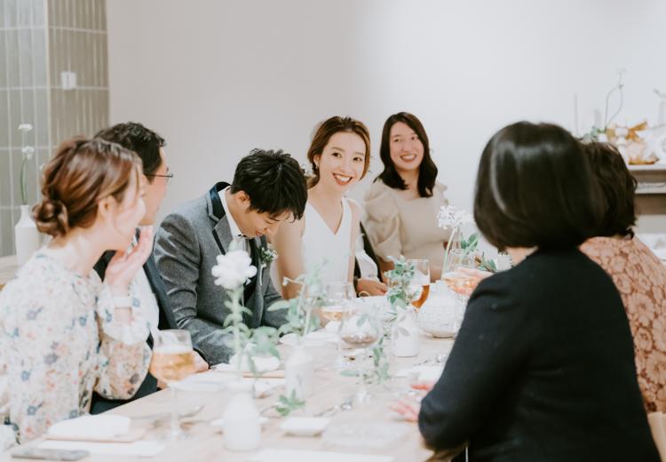 チャペル・ド・コフレ札幌。披露宴会場。親しい人たちと自然体で会話や食事を楽しめます