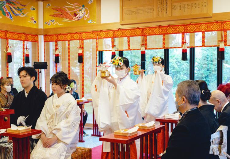 西野神社。由緒正しい神社を舞台に、本格的な神前式を実現できます