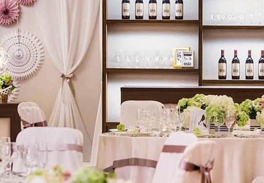 La Facon(ラ・ファソン)。披露宴会場。シックな趣のドリンクコーナーが、落ち着いた雰囲気を演出
