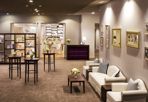 La Facon(ラ・ファソン)。披露宴会場。ホワイエも自由にコーディネートして、ゲストを出迎えられます