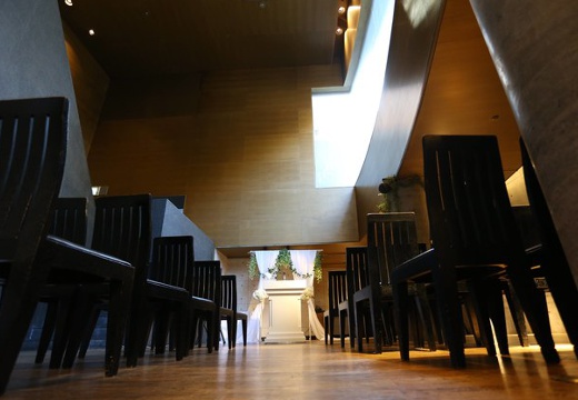 La Facon(ラ・ファソン)。挙式会場。温かな陽光が差し込み、誓いの時を美しく演出します