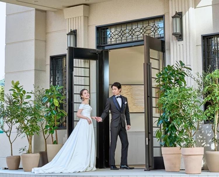 LAZOR GARDEN SAPPORO（ラソール ガーデン 札幌）。アクセス・ロケーション。4階建ての白亜の邸宅を舞台に、心に残る結婚式が実現