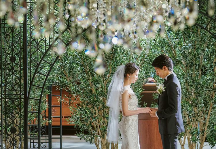 LAZOR GARDEN SAPPORO(ラソール ガーデン 札幌)。挙式会場。オリーブの木に囲まれた緑の祭壇が挙式シーンを美しく演出