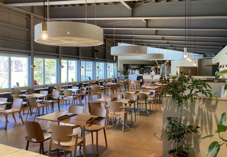 TruffleBAKERY BAKERY & RESTAURANT(トリュフベーカリー ベーカリー&レストラン)。ライトや椅子など可愛らしいインテリアが設えられた店内