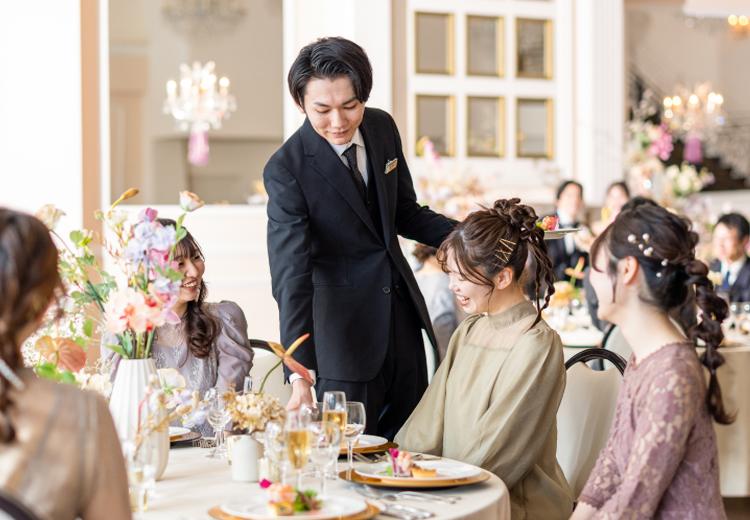 モルトン迎賓館 八戸。料理。式当日はふたりに代わりスタッフがゲストをおもてなし