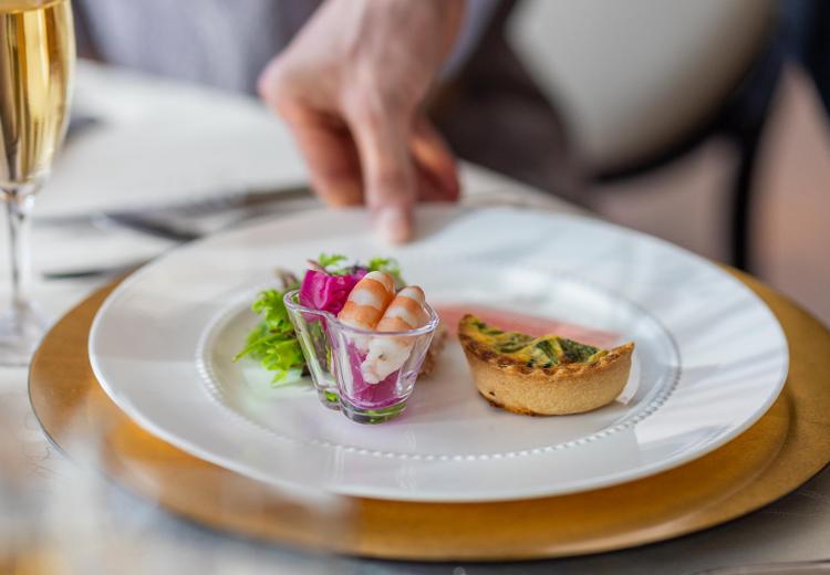 モルトン迎賓館 八戸。料理。披露宴が始まるまで前菜を食べながら待つことができます