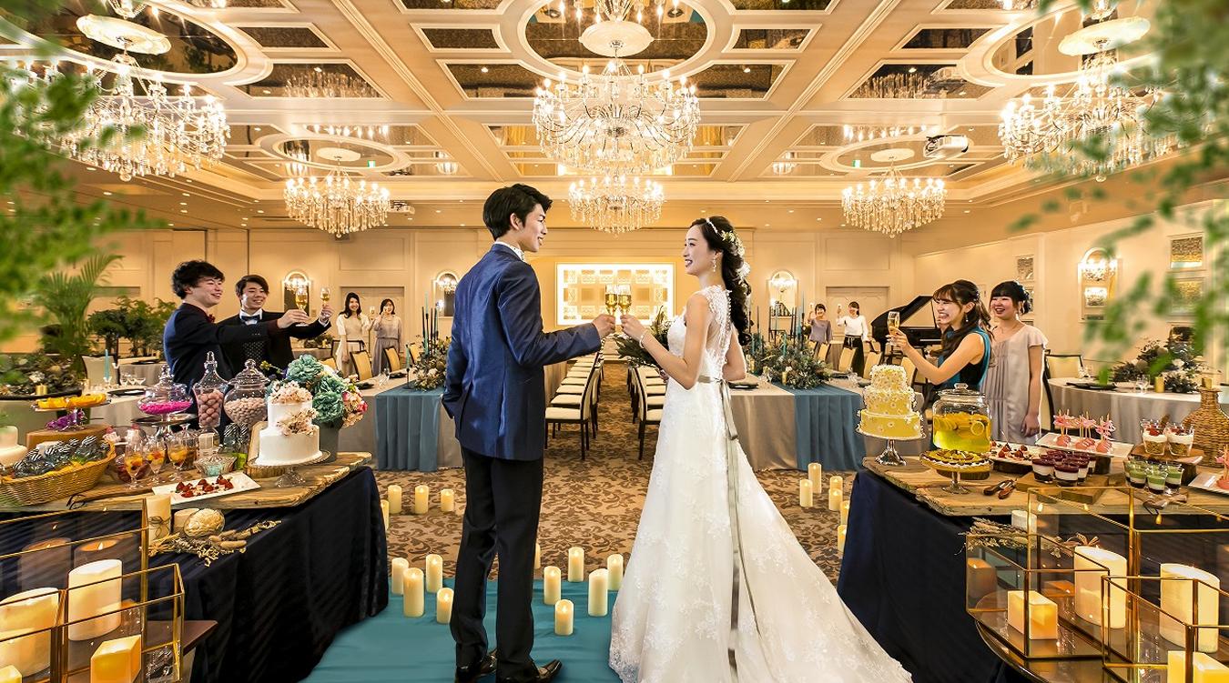 きざん三沢。「王宮」の名にふさわしいエレガントな雰囲気に包まれた披露宴会場『パレス』。最大で500名規模の結婚式も開けます