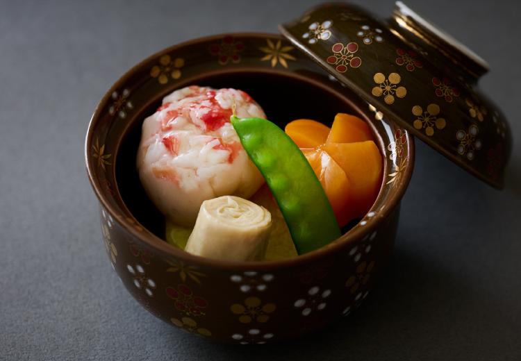 アートホテル弘前シティ。料理。上品な椀物は、ふたを開けた瞬間の香りも楽しみの一つに