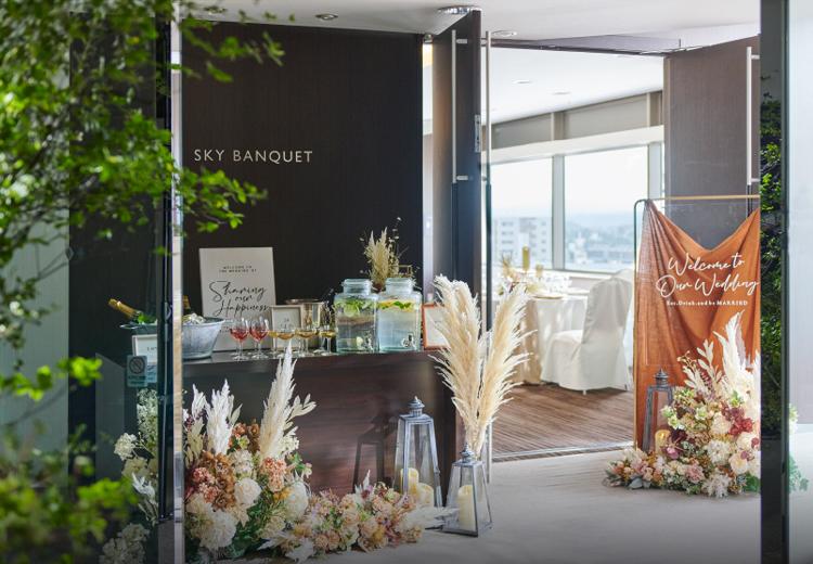 アートホテル弘前シティ。披露宴会場。会場前もふたりらしくコーディネートしてゲストをお出迎え