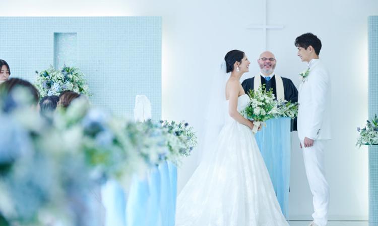 アートホテル弘前シティ。スタッフ。挙式では牧師がふたりの誓いを温かな笑顔で見守ってくれます